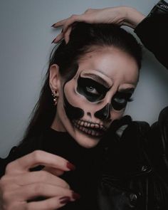 Beautiful Halloween Makeup, Vampire Makeup Halloween, Vampire Bride, Cute Halloween Makeup, Skeleton Makeup, Amazing Halloween Makeup, Horror Makeup, Halloween Makeup Inspiration, Interesting Images