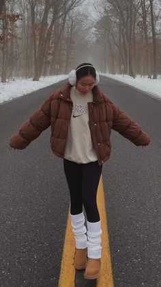 Puffer Jacket Outfit Oversized, Winter Outfit Comfy, Neumel Uggs, Oversized Sweater Outfits, Women Puffer Jacket, Best Puffer Jacket, Neutral Winter Outfit, Leg Warmers Outfit, Snow Day Outfit