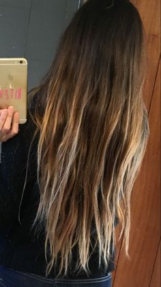 Brown Surfer Hair, Surfer Girl Hair Brunette, Beachy Balayage Brunettes, Brunette Surfer Girl, Beachy Brunette Hair, Brown Beach Hair, Surf Girl Hair, Summer 2020 Hair Color Trends, Surfer Girl Hair