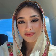 Punjabi Makeup Looks, Eid Makeup Look Pakistani, Eid Makeup Look Simple, Eyeshadow Looks Indian, Desi Girl Makeup, Dark Feminine Hairstyles, Makeup Looks Light, Punjabi Makeup, Desi Makeup Looks