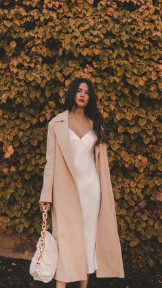 Slip Dress Outfit, Beige Outfit, Chic Fall Outfits, Looks Street Style, Maxi Slip Dress, Coat Outfits, Sweater Weather