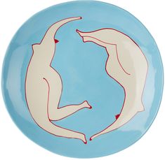 a plate with two cats on it in the shape of a circle