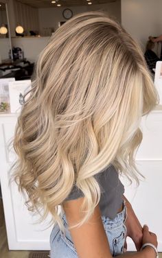 Lowlight Balayage On Blonde, Dirty Blonde With Strawberry Highlights, Super Blonde With Lowlights, Dirty Blonde Hair Blonde Highlights Money Piece, Blonde Balayage Low Maintenance, Coconut Blonde Hair, Low And Highlights Blonde