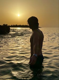 Sunset | pose man photo | summer vibe | beach | sunlight | golden hour | aestetich Beach Pictures Men, Beach Photo Ideas Men, Man Pp, Pose Man, Beach Vacation Pictures, Sunset Beach Pictures, Futurism Art, Pool Poses, Beach Instagram Pictures