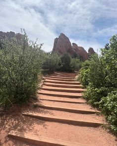 there are many steps that lead up to the top of this hill in the desert