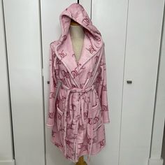 Nwt Juicy Couture Pink "Jc" Logo Hooded Plush Bathrobe Soft Robes, Pink Crown, Hooded Robe, Grey Leopard Print, Women's Robe, Sequin Shorts, Pink Sequin, Sleepwear Robe, Pink Velvet