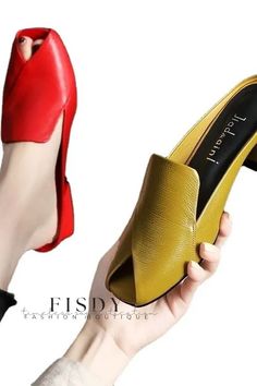 Fisdy - Elegantes sandalias con tacón bajo, hechas a medida para mujeres sofisticadas. Bubu Gown, Slippers 2023, Stylish Flip Flops, Designer Slides, Womens High Boots, Heels Chunky, Women's Motorcycle Boots, Platform Boots Chunky, Red Slippers