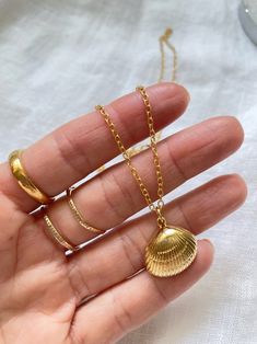 Gold Shell Necklace, Jewelry Gold Necklace, Necklace Shell, Preppy Jewelry, Beach Necklaces, Necklace Layering, Seashell Necklace, Summer Necklace, Shell Necklace