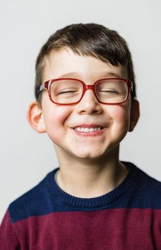 Portrait lumineux d'un jeune garçon souriant, portant des lunettes rouges et un pull rayé bleu et bordeaux, photographié sur fond blanc avec une expression de joie authentique Hundred Faces Challenge, Child Face Reference, Interesting Faces Photography, 100 Faces Challenge, Portrait With Glasses, Unusual Faces, Funny Portraits, 100 Heads Challenge, Face Challenge