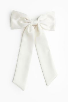 Hair clip in metal decorated with a large bow in soft fabric. Coquette White, Metal Hair Clip, White Hair Bows, Plisse Fabric, Homecoming Dance, Hair Ribbons, Metal Hair Clips, Metal Hair, Large Bow