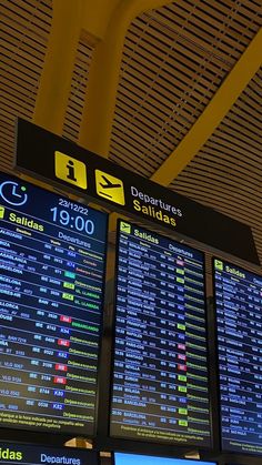 there are many signs in the airport that say departures and departures to all destinations