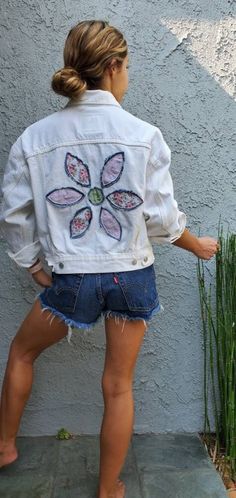 Floral Patchwork Denim Design Cropped White Denim Jacket. Jean Jacket. New Upcycled Levi's. - Etsy Upcycle Jean Jacket, Jean Jacket Diy, Embellished Denim Jacket, White Jean Jacket, Diy Jacket, Denim Projects, Denim Ideas, Custom Denim, White Denim Jacket