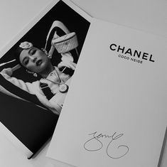 Chanel Coco Neige, Chanel Jennie, Aesthetic Art Love, Chanel Wallpaper, Artist Girl, Aesthetics Photography, Chanel Aesthetic, Jennie Chanel, Style Artist