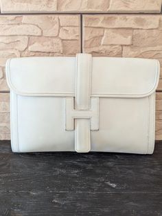 HERMES Jige   White vintage Clutch Bag leather  wallet document case Size: 20/29/1.5 cm 7.87"/11.41"/0.5" There are some scuffs, visible in the photo. In vintage condition White Vintage Rectangular Bag, Elegant White Clutch With Zipper Closure, White Rectangular Vintage Bag, White Rectangular Leather Clutch, White Rectangular Vintage Clutch, Hermes Jige, Vintage Clutch, Clutch Handbag, Evening Bags