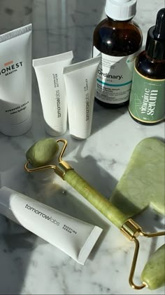 #skincare#meditacion#meditar#serum No Make Up Make Up Look, Jade Roller, روتين العناية بالبشرة, Beauty Skin Care Routine, Gua Sha, Skin Care Essentials, Green Aesthetic, Body Skin