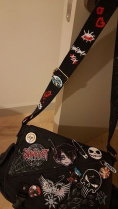 Goth Bags For School, Backpack With Patches And Pins Grunge, Emo School Bag, Goth Backpacks For School, Patch Bag Punk, Alt Backpack Diy, Emo Backpacks Diy, Backpack With Pins And Patches, Diy Punk Backpack