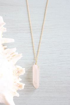 Jewerly Necklace, Mens Jewerly, Rose Quartz Jewelry, Boho Crystal, Raw Rose Quartz, Necklace Ideas, Raw Quartz, Quartz Crystal Necklace, Rose Quartz Necklace