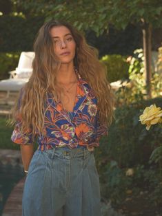 Look Boho Chic, 70s Inspired Fashion, Outfits Retro, Peony Print, Surf Shirt, Summer Trends, Light Denim, Retro Outfits