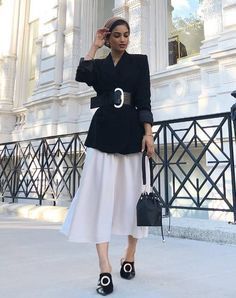 Everyday Jeans, Work Outfit Office, Black And White Outfit, Blazer Outfits For Women, White Midi Skirt, Outfit Night, Spring Work Outfits, Slip Skirts, Shiny Fabric