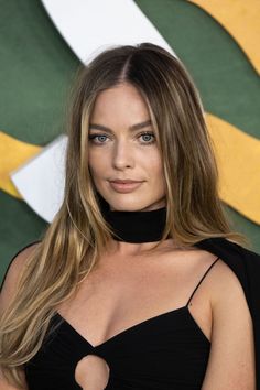 Margot Robbie Brunette, Margot Robbie Hair, Dark Balayage, Bleach Blonde Hair, Blonde Hair Inspiration, Bleach Blonde