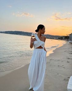 Classy Beach Outfit, White Beach Outfit, Dubai Outfits, Sunset Dinner, Summer Night Outfit, Vacation Outfits Women