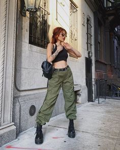 Army Boots Outfit, Green Grunge Outfit, Camp Pants Outfit, Cargo Outfits Women, Green Outfits For Women, Army Outfit, Cute Edgy Outfits, Luanna Perez, Cargo Outfit