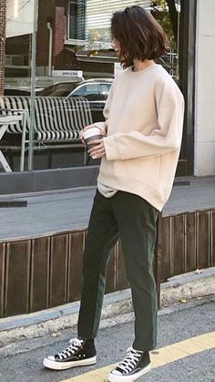 Skater Chic Style, Minimal Stil, Minimalist Moda, Minimalist Closet, Black Converse, Mode Casual, Street Style Winter, Mode Inspo, Sporty Chic