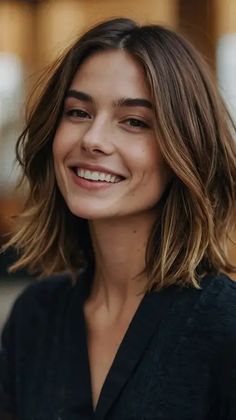 15 Shoulder Length Hair Cuts with Layers for Every Hair Type - TecArticles Short Hair Shoulder, Jen Garner Hair, Haircut Shoulder Length Layers, Shoulder Length Hair Layered, Layers Shoulder Length Hair, Choppy Shoulder Length Hair, Shoulder Length Fine Hair, Short Shoulder Length Hair