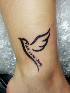 a small tattoo on the foot of a woman's ankle that reads, love you mom