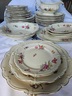 6 pieces cake plates 17cm 6 pieces desserts plates 21 cm 6 pieces dinner plates 26 cm  6 pieces soup plates 26 cm  2 pieces deep bowl 26x23 cm 1 pieces sås plate 3 pieces side plates 24x14 cm  1 pieces big side plate 34x24 cm  There is no type of repurchase! Choose carefully and ask beforehand if there is anything you are wondering about the item.  NOTE, we sell here at etsy as a PRIVATE SELLER and thus do NOT offer a grace period/money back or similar. We only give money back if it is obvious t Green Wedding Shoes Bride, Types Of Bowls, Pieces Cake, Kitchen Improvements, Dinner Table Setting, Pretty Plates, Vintage Kitchenware