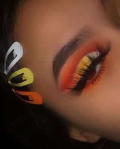 Candy Corn Eyeshadow Looks, Candy Corn Makeup Ideas, Halloween Pumkin Makeup Looks, Halloween Mackup Ideas Easy, Halloween Candy Makeup, Candy Corn Eyeshadow, Halloween Eye Shadow Look, Candy Corn Halloween Makeup, Candy Makeup Halloween