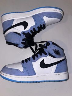 Elevate your sneaker game with these stylish Air Jordan 1 Retro OG High University Blue sneakers. The shoe features a high top design, crafted with a white, university blue, and black colorway, and the iconic Jordan logo on the side. These sneakers are perfect for any athletic occasion and will surely turn heads with their sleek design. The size 3.5 sneakers are made for men and are part of the Air Jordan product line. They were released in 2021 and are a must-have for any sneaker enthusiast. Don't miss out on the opportunity to add these University Blue sneakers to your collection. Nikes For Men, Nikes For Women, Air Jordans Men, Blue Wishlist, White And Blue Shoes, High Top Nikes, Blue Dunks, Air Jordan 1 Blue, Shoes Nike Jordan