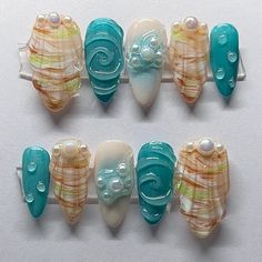 3d seashell nails perfect for this summer or upcoming beach vacations. Please understand that the design will not be an exact copy since it is handmade. If you choose any shape beside almond the design will look different. If you want a custom size just enter it in the personalization box :).  Disclaimer: Once the item is shipped, I am not responsible for any damages on the items. Please make sure to measure your nails correctly if unsure, I do sell sizing kits to get the perfect size. I am not Sea Shell Nails, Nail Art Almond Nails, Seashell Nail Art, Vibe Nails, Nail Art Almond, Seashell Nails, Nails Beach, Nail Art 3d