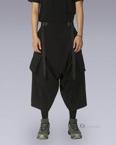 Samurai Pants is the classic outdoor pants made by Nosucism. It features a nice roll-up design and a special adjustable girdle. It's inspired by the samurai pants, and makes you look cool as well as feel comfortable when wearing it. Fairy Grunge Outfit, Men Pants Pattern, Samurai Pants, Techwear Streetwear, Harem Pants Men, Asian Men Fashion, Techwear Pants, Cyberpunk Fashion, Classic Outdoor