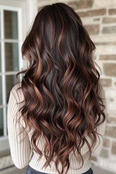 11 Beautiful Two Tone Hair Color Inspirations for Blondes Chocolate Brown Hair Color, Brown Hair Balayage, Hair Color Purple, Winter Hair Color, Elegante Casual, Tone Hair, Hair Inspiration Color