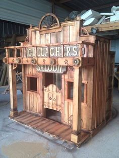 a building made out of wooden pallets with the words calachrs saloon written on it