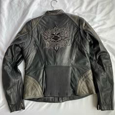 Harley-Davidson Silver Shadow Leather Jacket Nwt Condition: Nwt Size: Large Harley Davidson Jacket Outfit, Cool Leather Jackets, Jackets 2000s, Upcycled Leather Jacket, Grunge Jacket, Harley Davidson Leather Jackets, Leather Jacket Men Style, Leather Jacket Vintage, Custom Leather Jackets