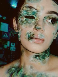 Mold Makeup Look, Metamorphosis Photography, Moss Makeup, Creature Makeup, Mad Doctor, Ocs Ideas, Ib Art, Portrait Reference, Clown Makeup