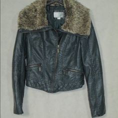 Nwot Exhilaration Super Trendy Vegan Leather Jacket With Zipper Detailing And Faux Fur Collar. Casual Biker Jacket With Faux Fur Lining For Spring, Casual Biker Jacket With Faux Fur Trim For Fall, Jacket With Zipper, Winter Inspo, Xmas List, Vegan Leather Jacket, Faux Fur Collar, 2000s Fashion, Faux Fur Coat