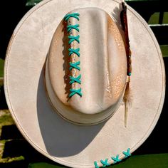 This Custom Cowboy Cattleman Rancher Hat Is Made Of Vegan Suede. The Banded Brim Fits Most Head Sizes (56-68 Cm) And Is Great For Ensuring A Comfortable Fit. Western Cowgirl Hat, Western Burnt Hats, Western Flat Brim Hat, Hat Bar Accessories, Western Fedora Hat, Alt Cowgirl, Burnt Felt Hat, Green Cowgirl Hat, Rancher Hat Outfits