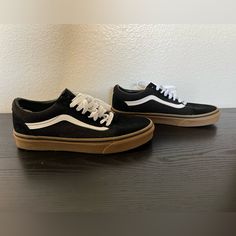 Women’s 9 Vans/ Men’s 7.5 Black, Brown Rubber Bottom, Never Worn, Has Some Fuzzys Because It’s Just Been Sitting In The Closet, But In Great Condition. Vans Old Skool White, Old Skool Platform, Rare Vans, Rose Gold Shoes, Mule Sneakers, Black Vans, White Sneakers Women, Vans Slip On, Gold Shoes