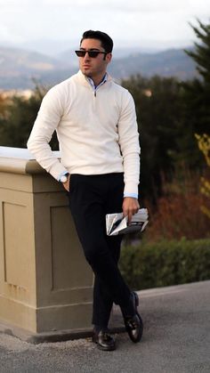 Discover stylish casual outfits for the office. Upgrade your work wardrobe with comfortable yet professional looks that blend fashion and functionality! Business Casual Men Work, Office Old Money, Sweater Outfits Men, Old Money Fashion, Chris Evert, Chique Outfit, Money Fashion