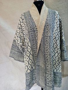 Indigo PatchWork Kantha Quilt Kimono Jacket Women Wear Gift For her New Style Jacket Size - XL Measurement- Chest - 46 inches Length - 26 inches Sleeves - 19 inches NOTE:- This Time We Making Only XL Size . If You Want Other Size You Can contact ME Jacket & Kimono Care Machine was cold or dry clean - Do not tumble dry About Shipping- We Use Express Service DHL Express , FedEx, Ups Etc. We dispatch Your Gift in 3 Days And 7 to 9 Days You Will Receive About Jacket :- Made from block printed cotton Kantha Coat, Kimono Winter, Kantha Kimono, Kimono Cotton, Moda Kimono, Cotton Jackets Women, Kimono Women, Boho Wear, Festival Mode