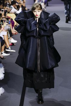 Viktor & Rolf Fall 2017 Couture Fashion Show Collection Viktor And Rolf, Sci Fi Fashion, Fashion Runway, Vogue Russia