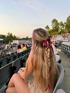 Preppy Hairstyles, Concert Hairstyles, Cheer Hair, Bow Hairstyle, Ribbon Hairstyle, Peinados Fáciles Para Cabello Corto, Hair Stylies, Hairstyles Curly, Hair Stylist Life