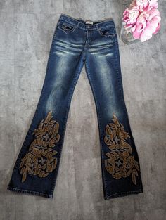 Wow amazing quality and so comfortable!! Kept in very good condition 😍 Aesthetic Jeans, Velvet Embroidery, Jean Vintage, Womens Jeans, Vintage Y2k, Beauty Book, Art Collection, Bathing Beauties, Vintage Fashion