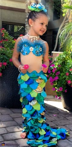 The Little Mermaid - Creative DIY Halloween Costume.MANY more costumes on site. No how to's. Creative Halloween Costumes Diy, Mermaid Halloween Costumes, Little Mermaid Costume, Carnaval Costume, Baby Kostüm, Mermaid Halloween, Diy Halloween Costumes For Kids, Mermaid Diy, Diy Halloween Costume