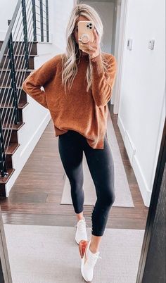 Cute Comfy Saturday Outfits, Casual Friday Leggings Outfit, Comfy Saturday Outfit Spring, Mom Outfits With Leggings, Mom Outfits Athleisure, Easy Mom Looks, Fall Cute Casual Outfits, Fall Bbq Outfits For Women, Goodwill Outfits Thrifting