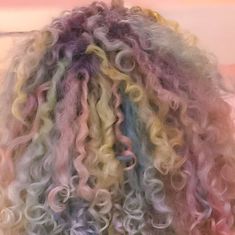 Tânia Sarah on Instagram: "Cachos Unicórnio 🦄   Oficialmente o primeiro colorido no @brunodantte.sp vem marcar seu horário o link está na Bio.   Finalização: @rachellbispo  Gostou comenta e compartilha 🌈💖  #rainbow #naturalhaircurls #unicorncurls #hairinspiredbynature #rainbowhair  #cabeloscoloridos #coloredhair #blogcabeloscoloridos #kamaleaocolor #familiakamaleao #blackcoloristsmatter #hairstyles" Curly Pastel Hair, Pastel Curly Hair, Rainbow Hair Aesthetic, Rainbow Curly Hair, Colorful Hair Ideas, Pastel Rainbow Hair, Rainbow Hair Color, Lavender Hair, October 5