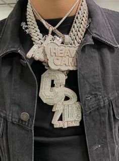 Chain Wallpaper, Ice Chain, Big Gold Chains, Mens Luxury Lifestyle, Bling Ideas, Drippy Outfit, Rapper Outfits, Fancy Watches, Custom Pendant